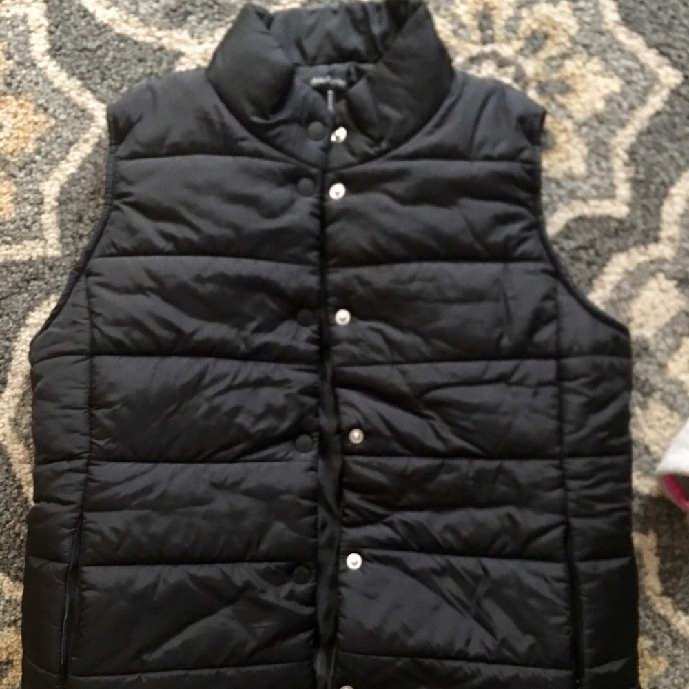 Daisy Fuentes black puffer vest